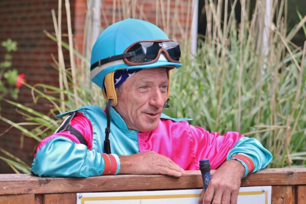 fort-erie-racetrack-jockeys-canada